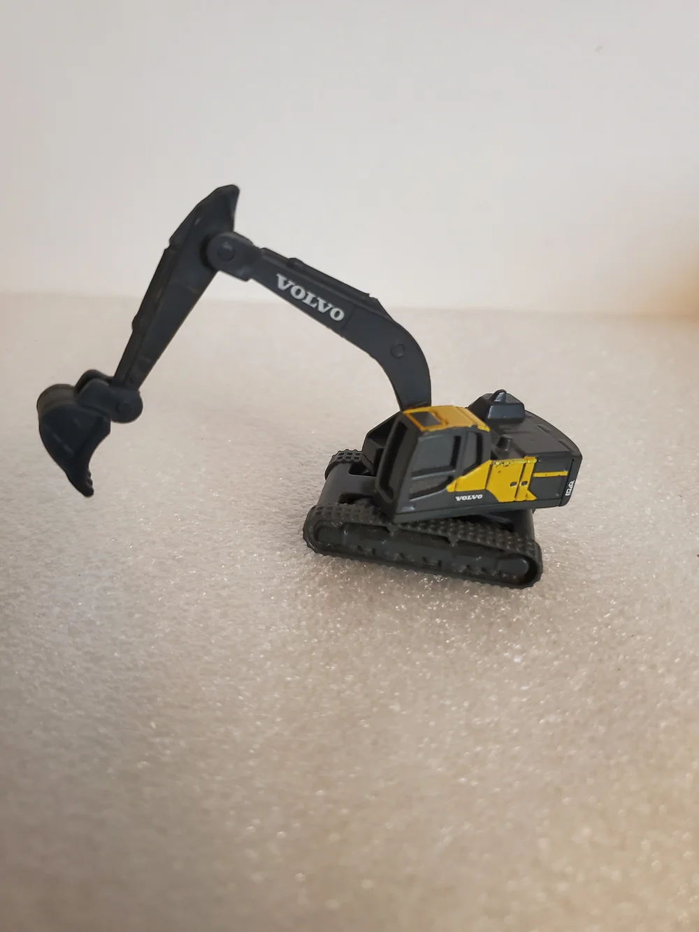 Volvo EC220E Excavator Plastic Toy Model Crawler Digger (3